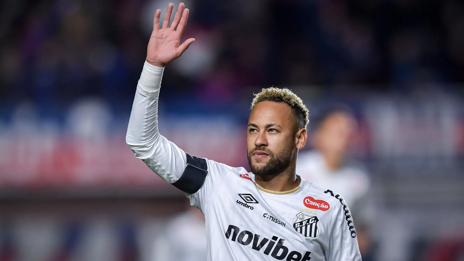 Neymar saudando os torcedores em San Lorenzo x Santos (foto: Marcelo Endelli/Getty Images)