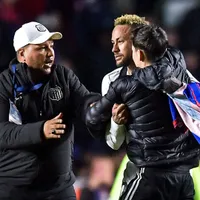 Torcedor do San Lorenzo invade o gramado e abraça Neymar