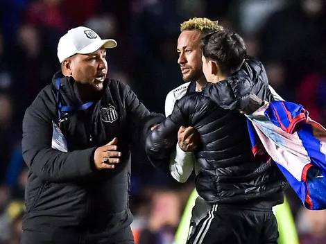 Torcedor do San Lorenzo invade o gramado e abraça Neymar