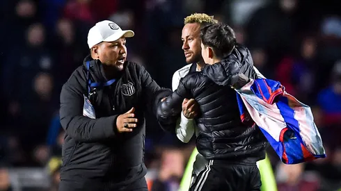 Neymar foi abraçado por torcedor do San Lorenzo