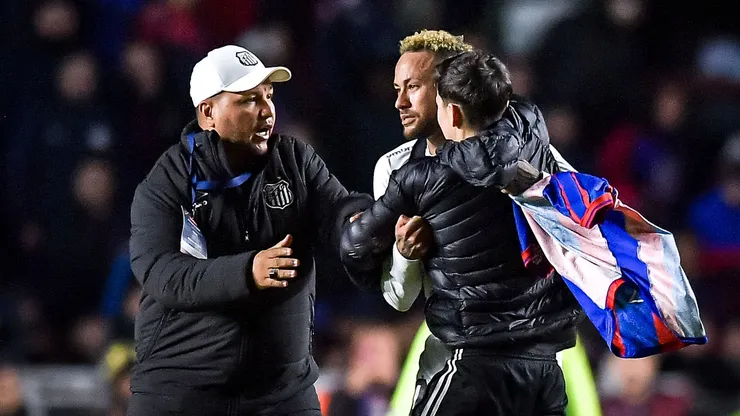 Neymar foi abraçado por torcedor do San Lorenzo