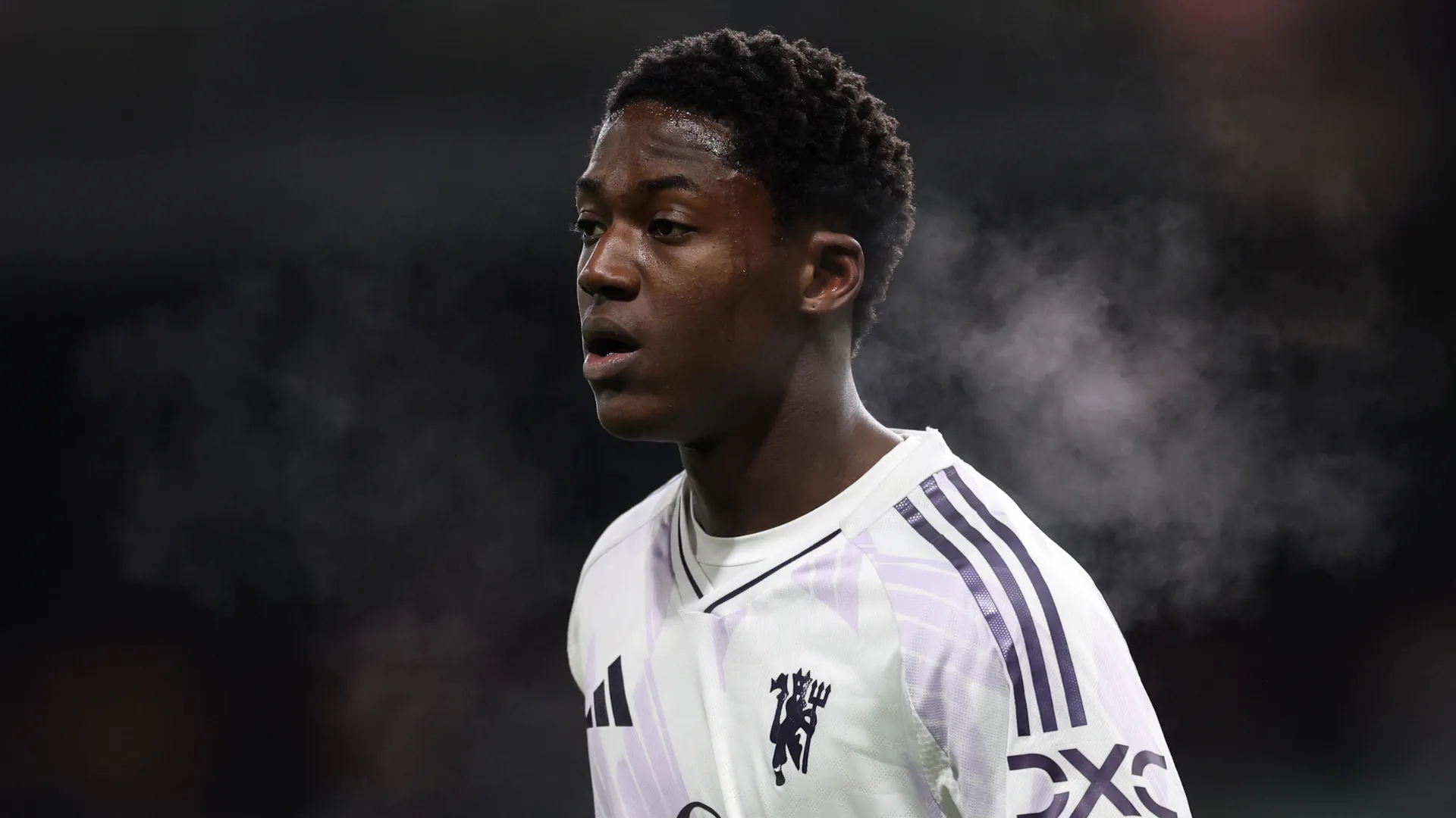 Kobbie Mainoo durante jogo com a camisa do Manchester United
