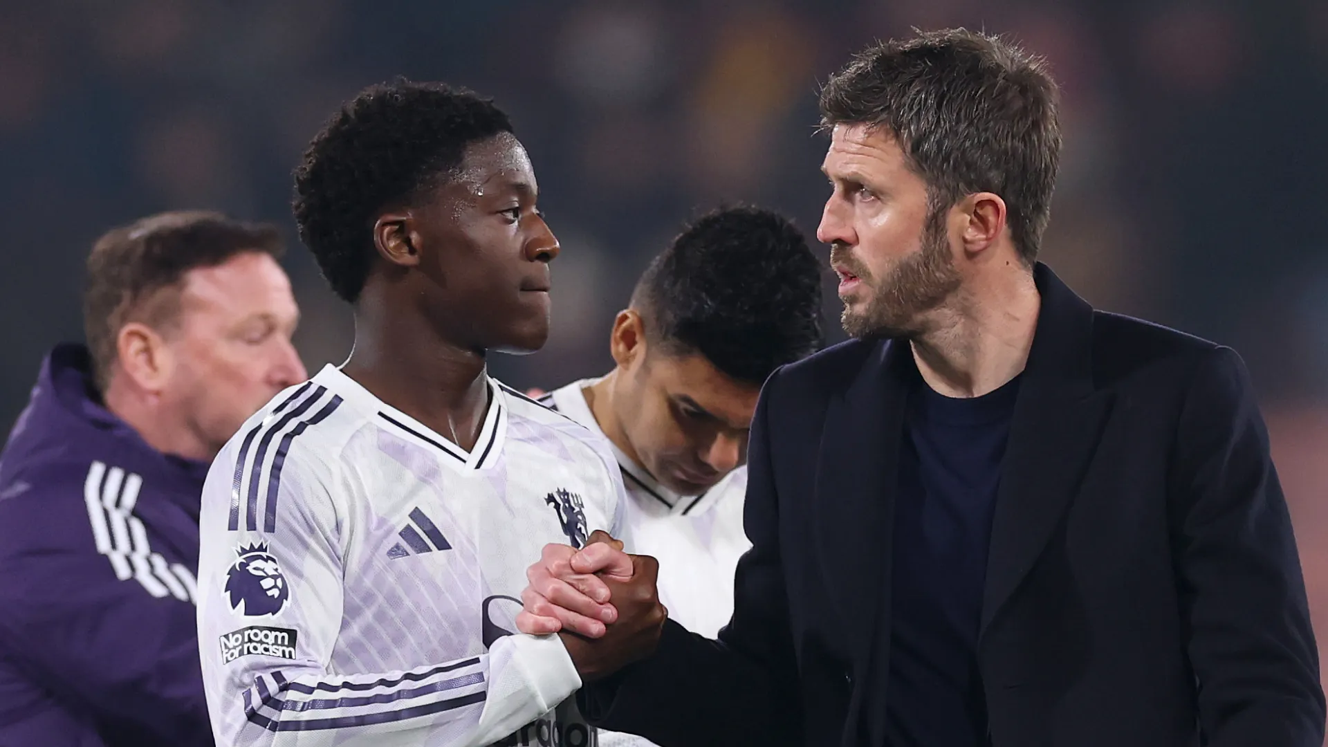 Kobbie Mainoo ao lado de Michael Carrick pelo Manchester United