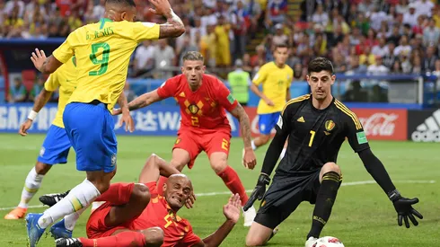 Gabriel Jesus sofrendo entrada de Kompany na Copa do Mundo de 2018. Foto: Laurence Griffiths/Getty Images
