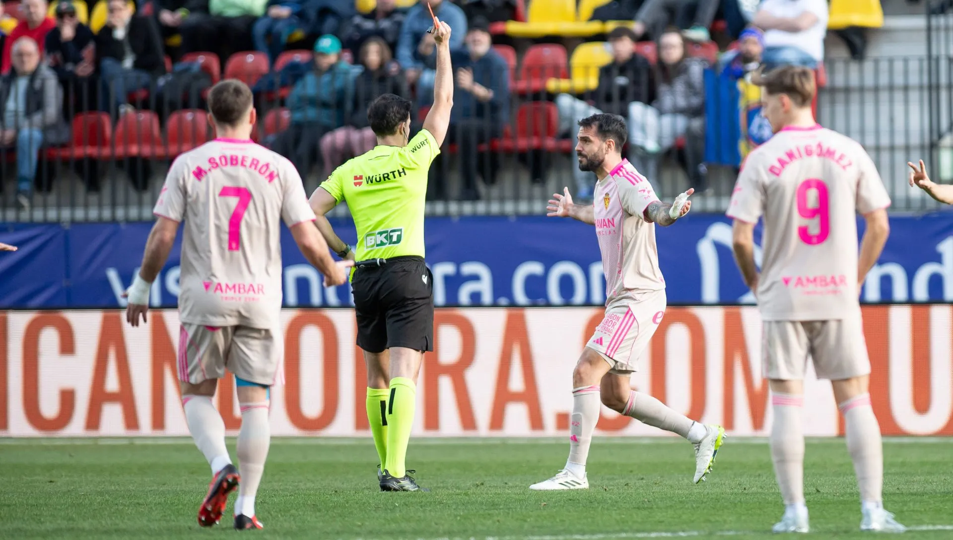 O árbitro, Eder Mallo, mostra cartão vermelho ao Real Zaragoza. Foto: IMAGO/NurFoto