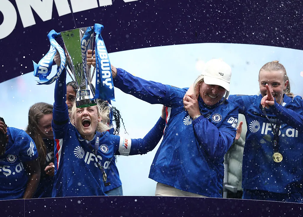 Millie Bright com a taça da Copa da Liga Inglesa - Foto: Dan Istitene/Getty Images