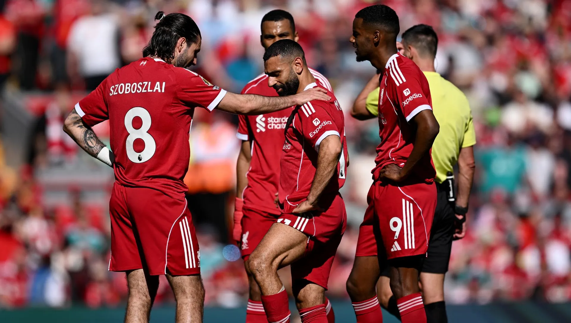Salah é ajudado enquanto reage a uma lesão durante partida da Premier League. Foto: Gareth Copley/Getty Images