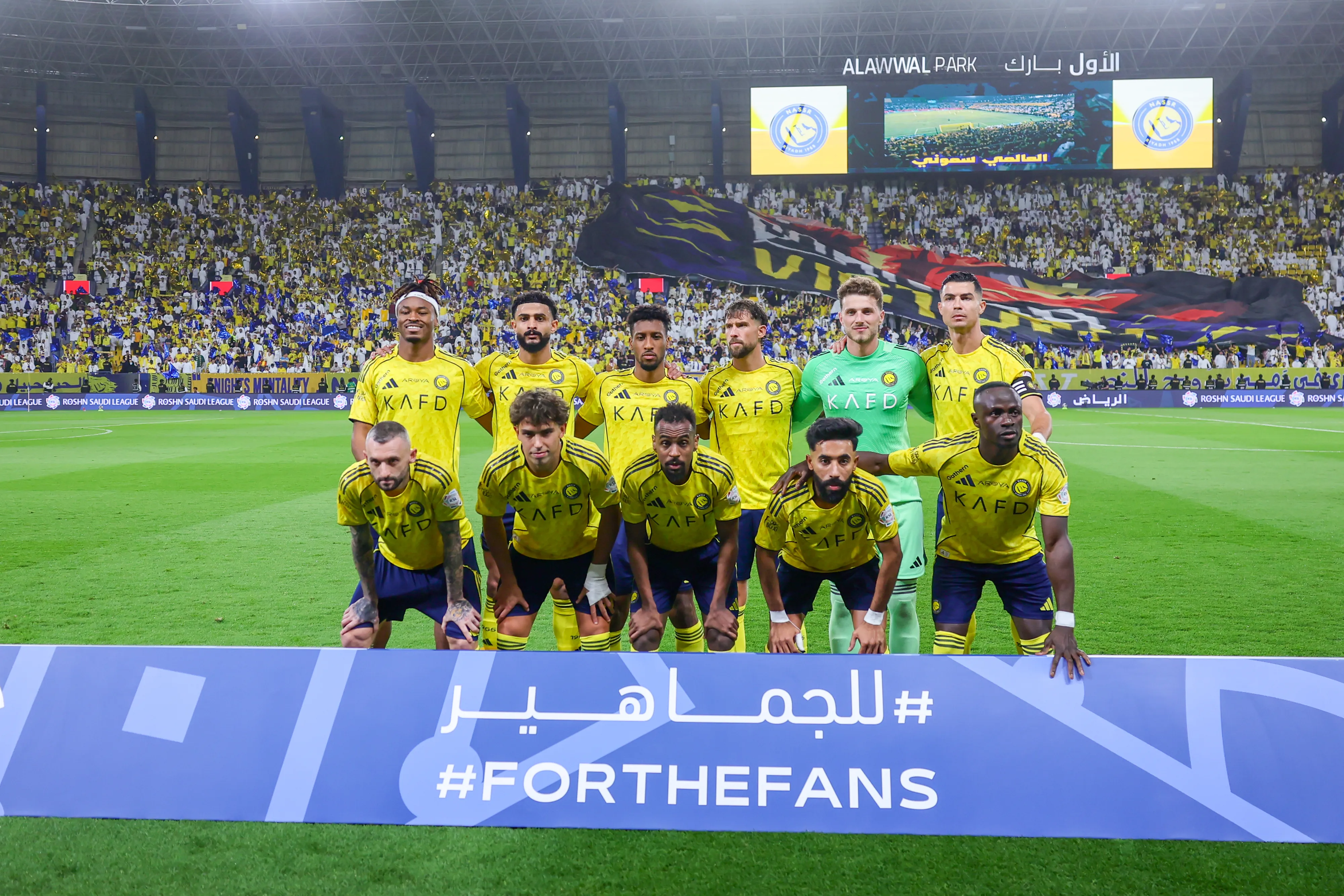 Equipe do Al-Nassr contra o Al-Ahli.  (Foto: Abdullah Ahmed/Getty Images)