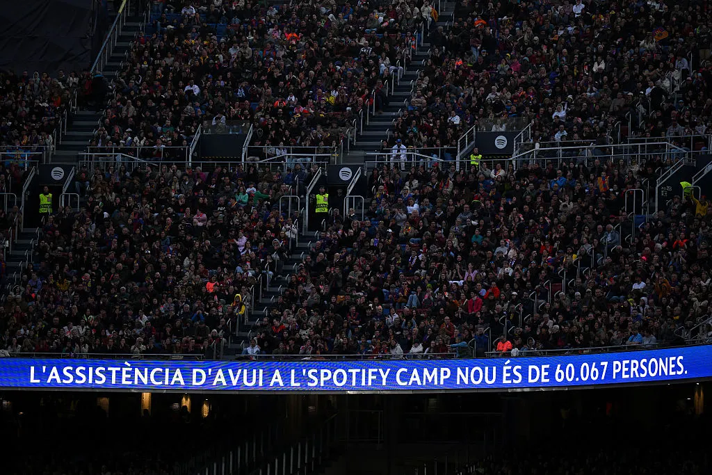 Torcida do Barcelona no Camp Nou no clássico contra o Real Madrid na Champions Feminina – Foto: David Ramos/Getty Images