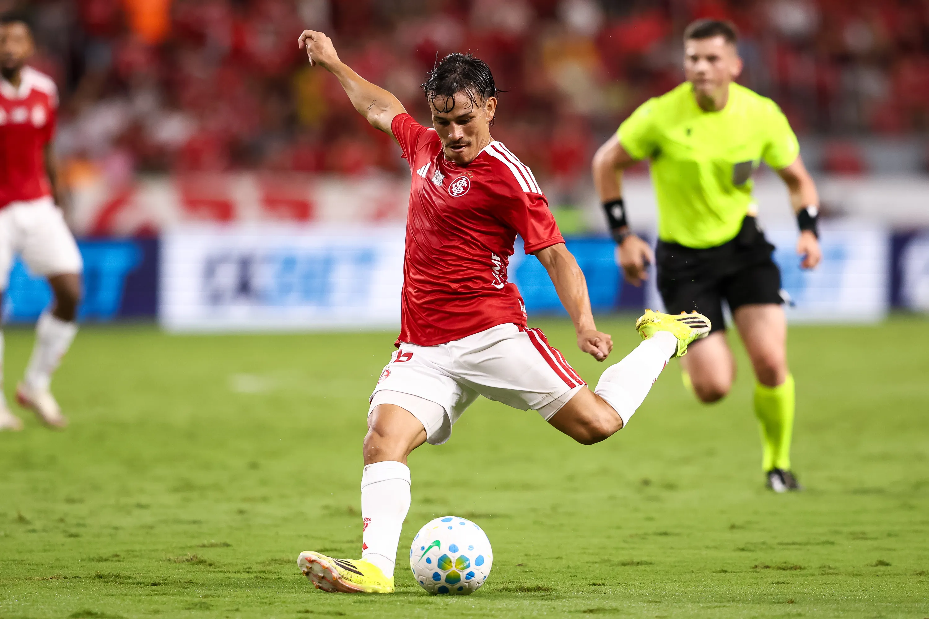 Bernabei em ação pelo Internacional. (Foto: Pedro H. Tesch/Getty Images)