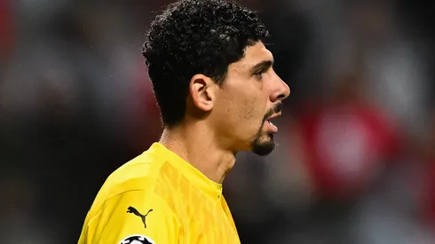 Matheus Magalhães, do Estrela Vermelha, é alvo do Corinthians para substituir Hugo Souza. (Foto: Octavio Passos/Getty Images)