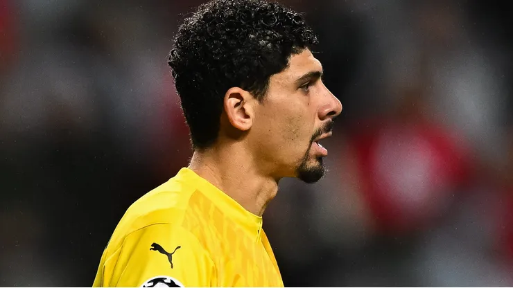 Matheus Magalhães, do Estrela Vermelha, é alvo do Corinthians para substituir Hugo Souza. (Foto: Octavio Passos/Getty Images)
