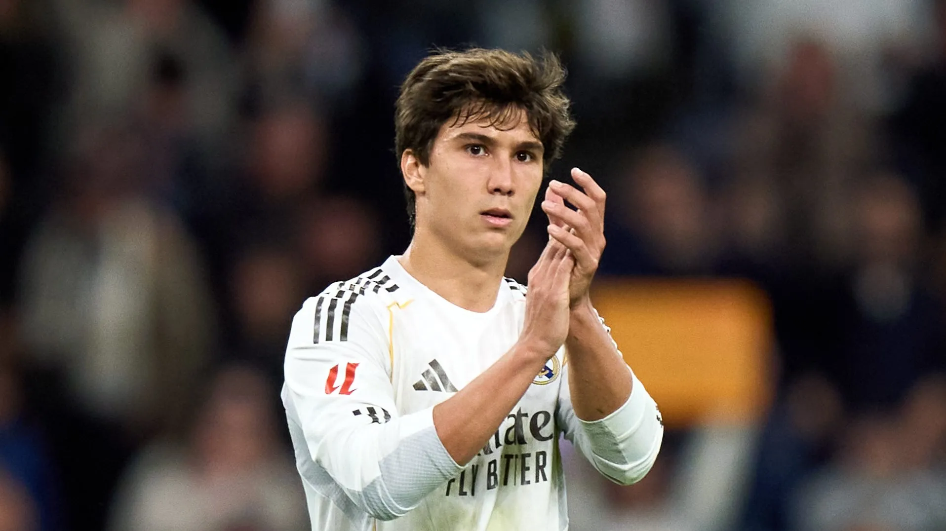 García batendo palmas em jogo do Real Madrid