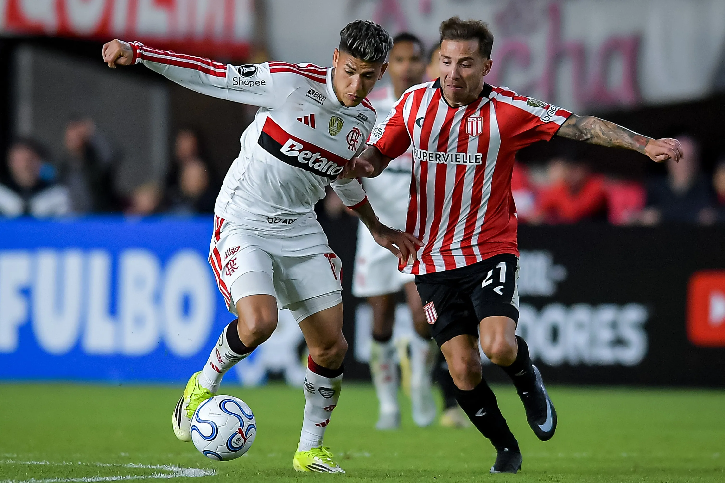 Ezequiel Piovi e Jorge Carrascal disputam bola. (Photo by Marcelo Endelli/Getty Images)