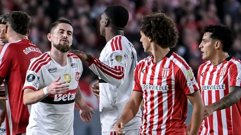Jogadores de Flamengo e Estudiantes. (Photo by Marcelo Endelli/Getty Images)