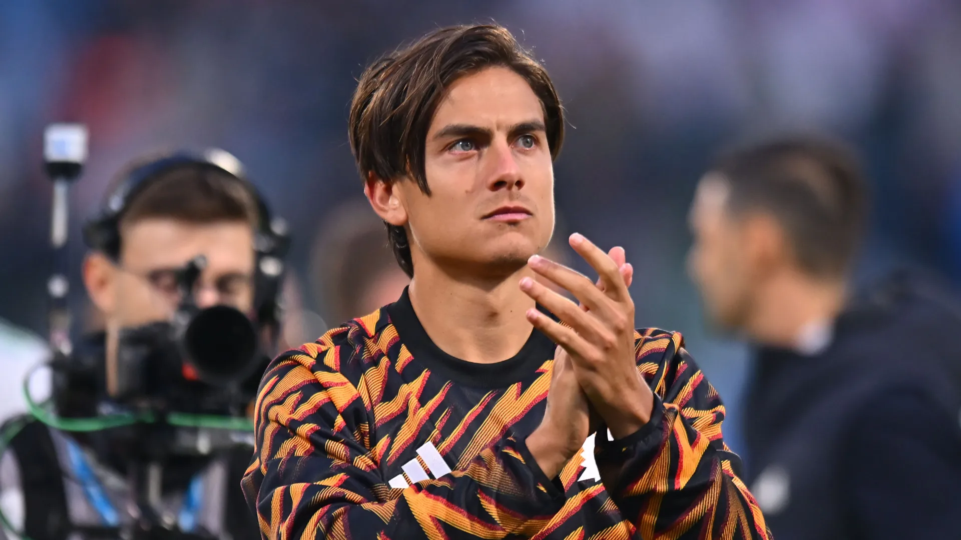 Paulo Dybala bate palmas após partida da Roma