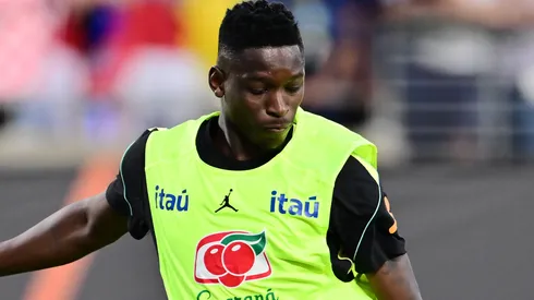 Luiz Henrique durante um aquecimento pela Seleção Brasileira. Foto: Julio Aguilar/Getty Images