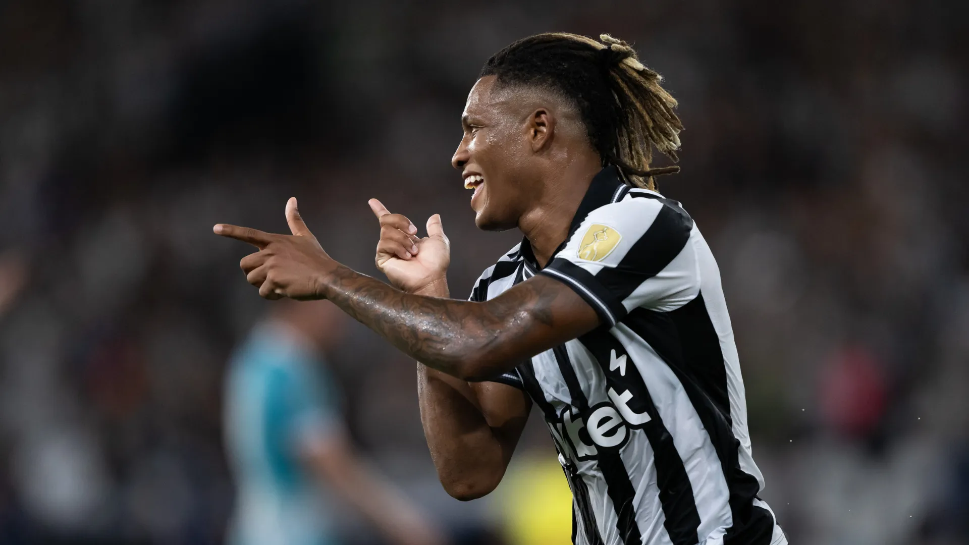 Danilo comemora gol durante partida pelo Botafogo