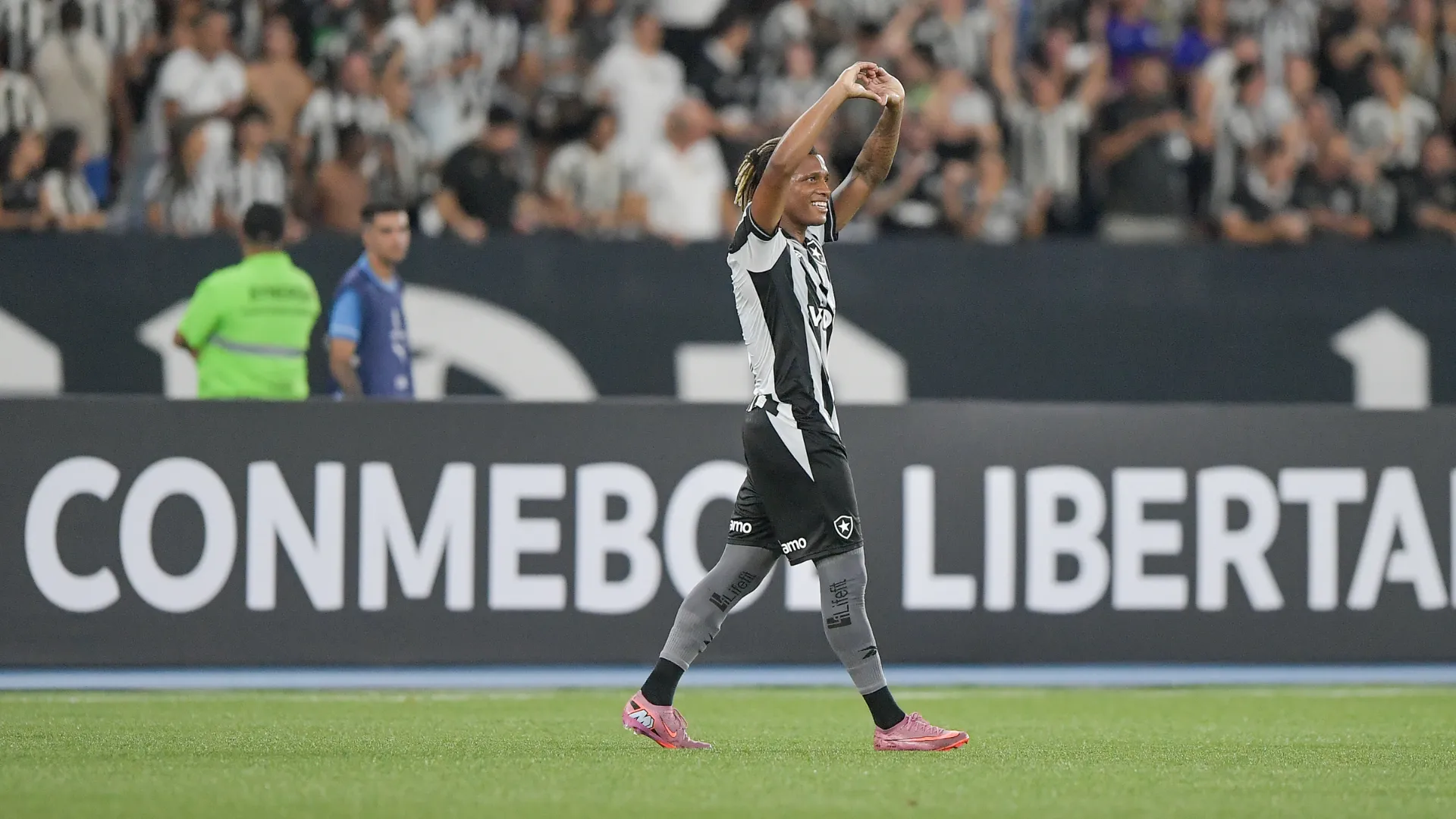 Danilo comemora gol na Libertadores em jogo do Botafogo