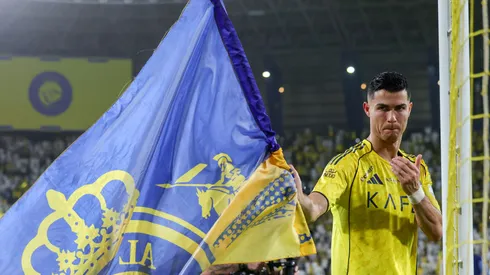 Cristiano Ronaldo com a bandeira do Al-Nassr