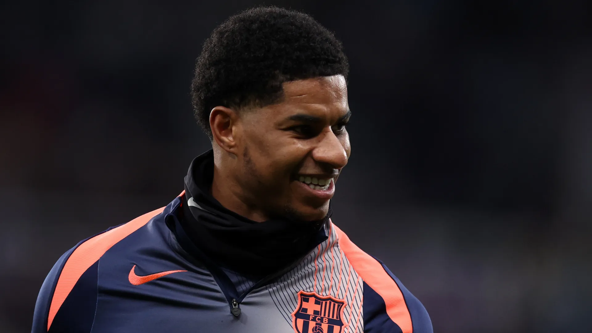Marcus Rashford sorri durante aquecimento pelo Barcelona