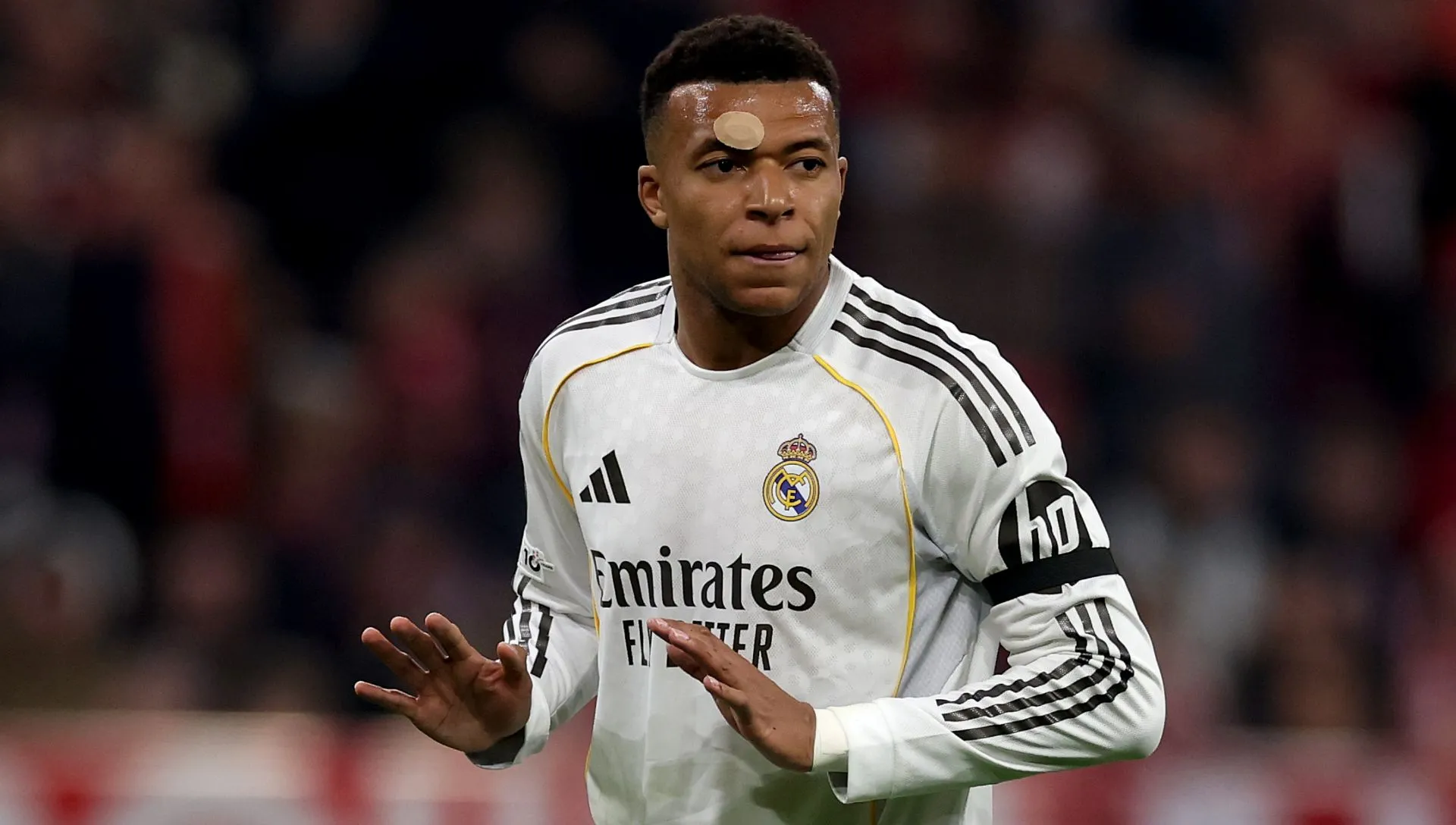 Mbappé, do Real Madrid, assiste durante partida da Champions League.
