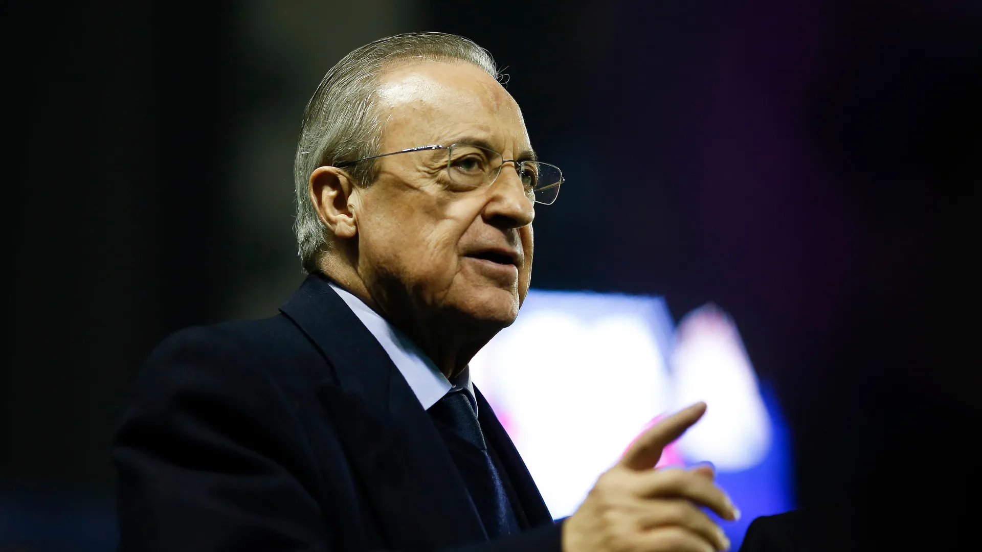 Florentino Pérez aponta para a frente antes de jogo do Real Madrid