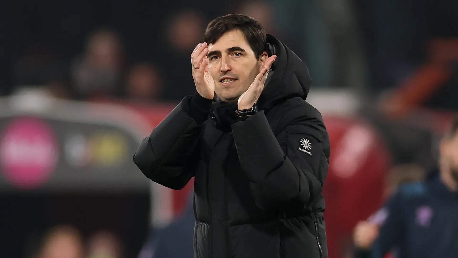 Andoni Iraola bate palma após jogo