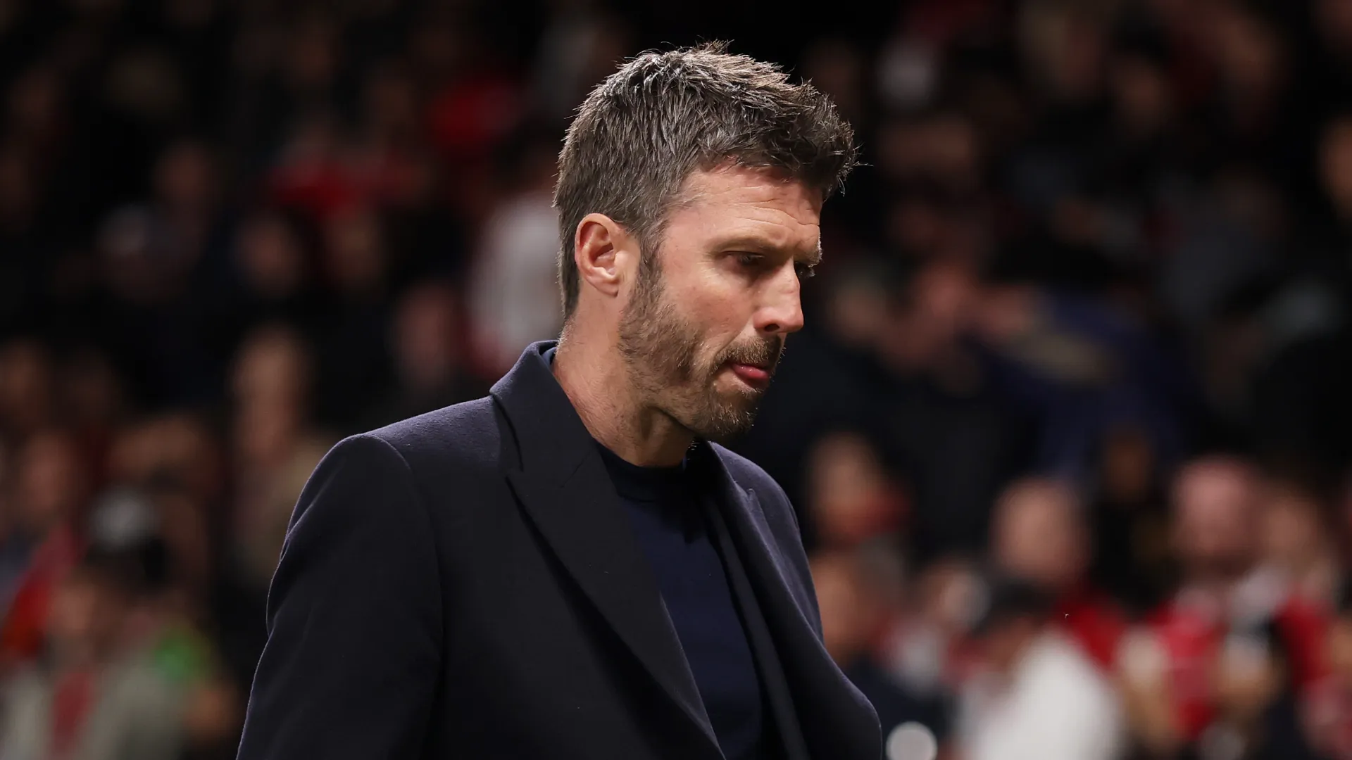 Michael Carrick olha para baixo em jogo do Manchester United