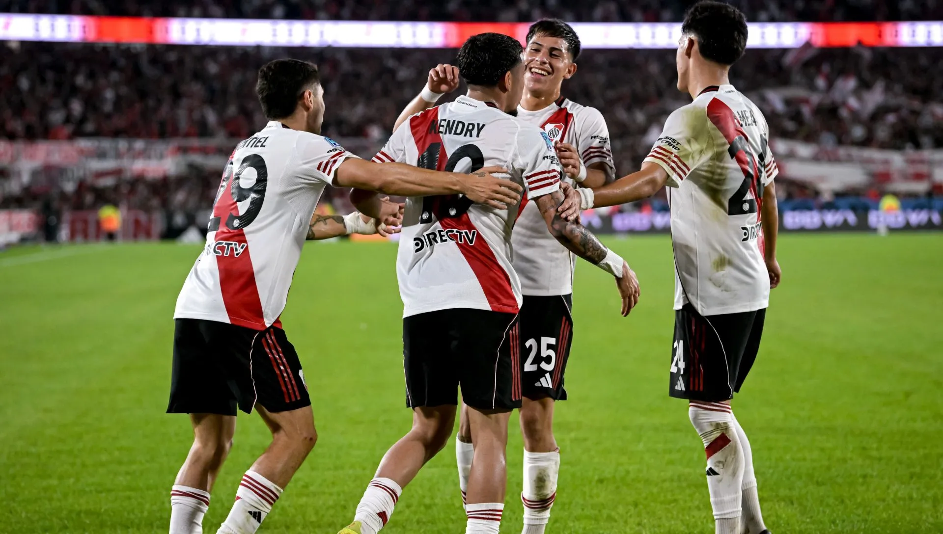 River Plate comemora após marcar gol durante partida do Torneo Apertura. Foto: Marcelo Endelli/Getty Images