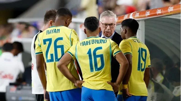 Endrick conversa com Ancelotti na Seleção (Rafael Ribeiro/CBF)