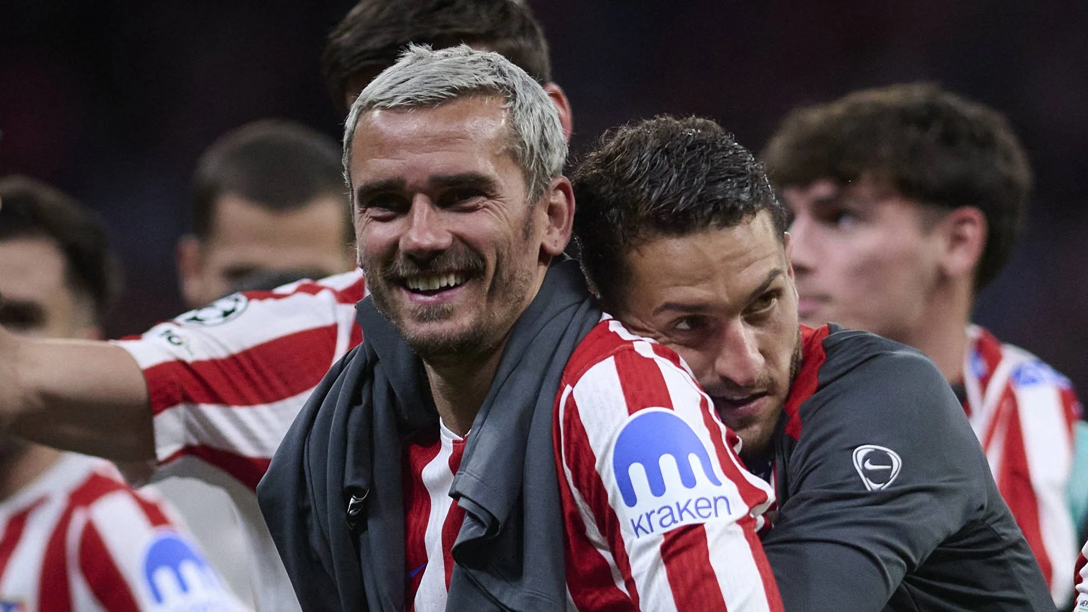 Koke abraçando Griezmann: ambos devem sair do Atleti – Foto: IMAGO /&nbsp;ABACAPRESS