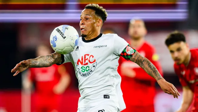 Tjaronn Chery Twente, do NEC Nijmegen, durante partida  do Campeonato Holandês. Foto: IMAGO/Tiros profissionais