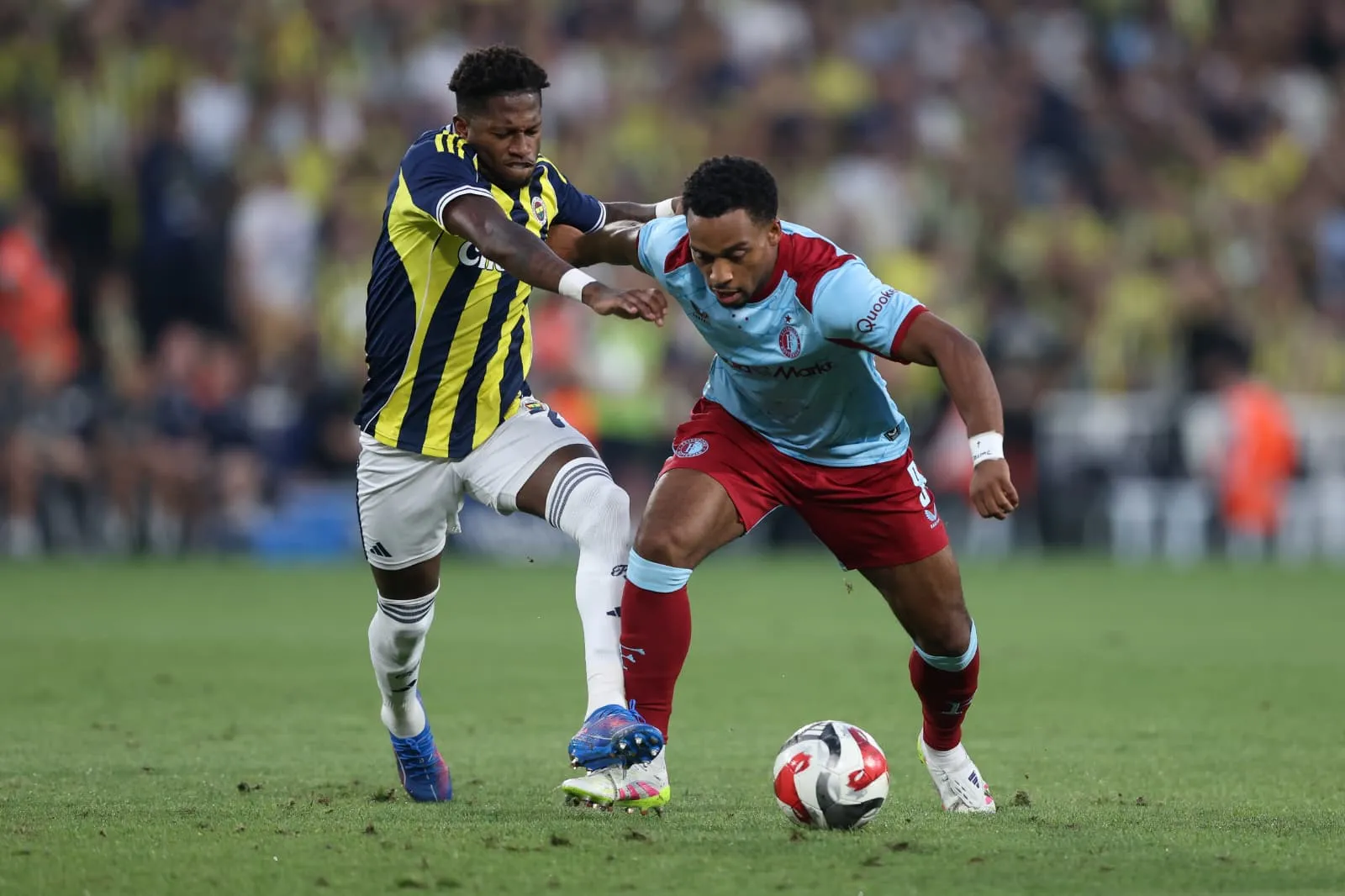Fred em ação pelo Fenerbahçe. (Foto: Ahmad Mora/Getty Images)