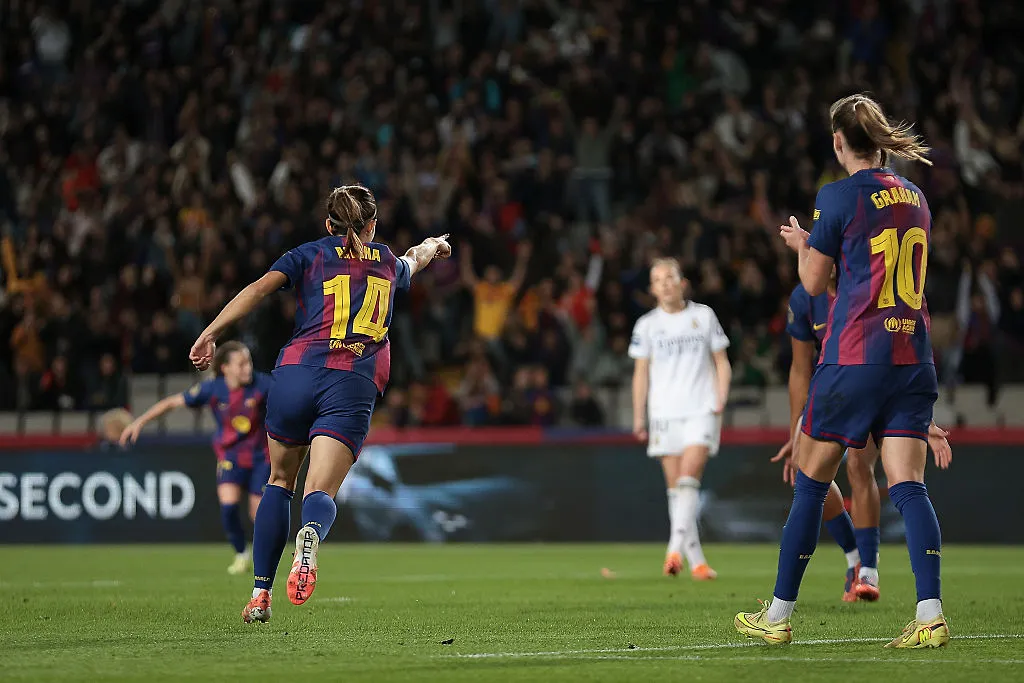 Aitana Bonmatí comemorando o gol marcado pelo Barcelona contra o Real Madrid – Foto: Eric Alonso/Getty Images