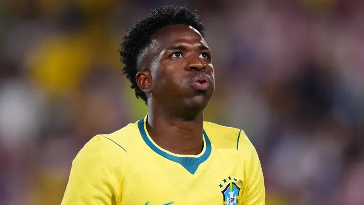 Vini Jr com a camisa da Seleção Brasileira. Foto: Rich Storry/Getty Images