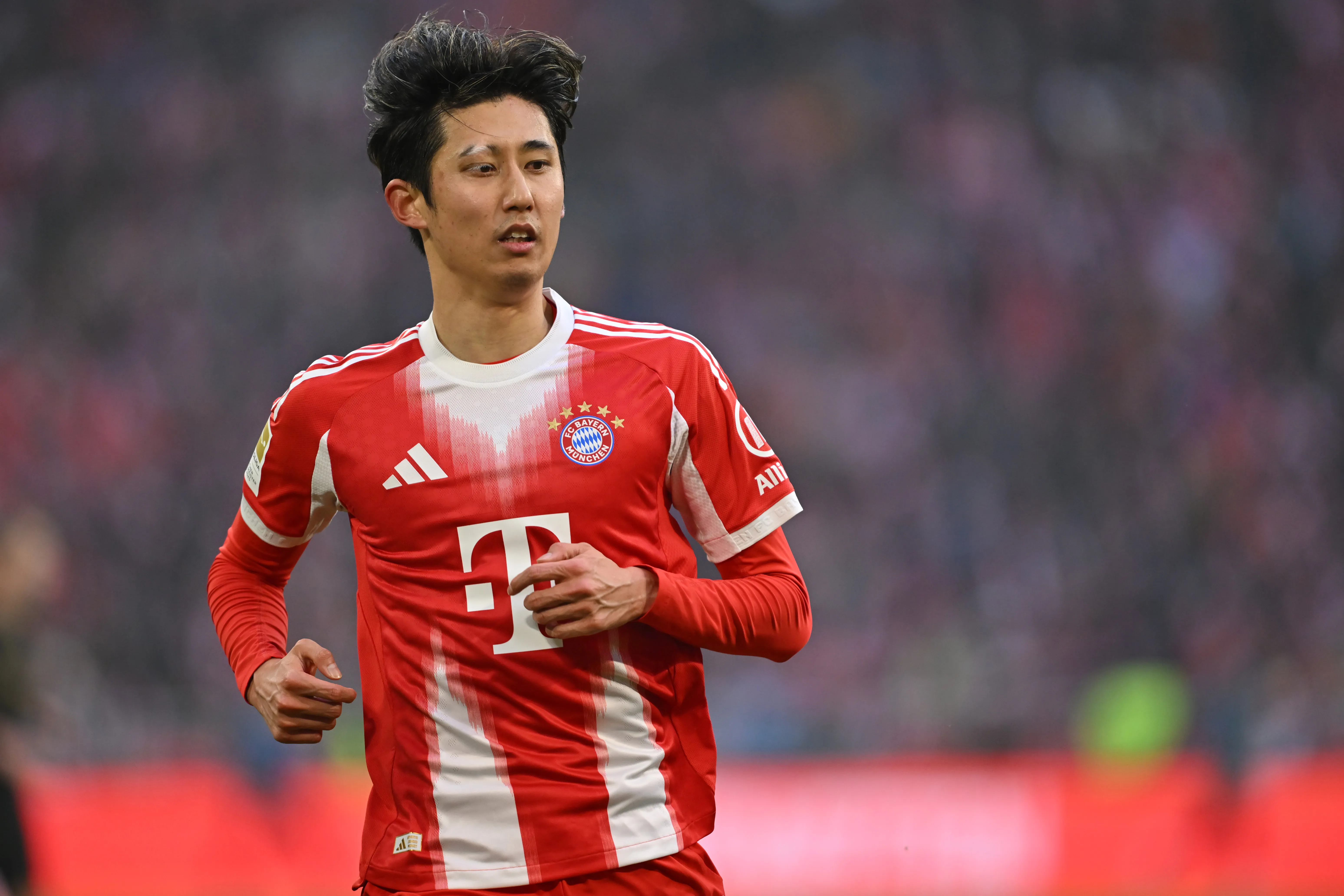 Hiroki Ito em campo pelo Bayern de Munique. (Photo by Sebastian Widmann/Getty Images)