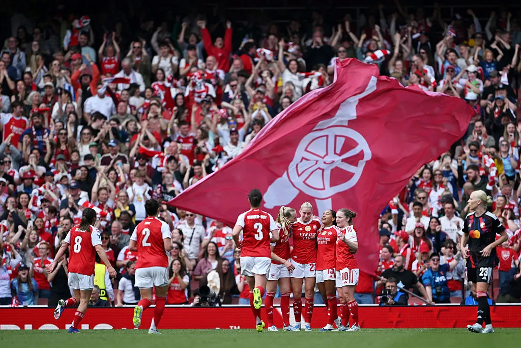 Festa das jogadoras do Arsenal junto com a torcida - Foto: Shaun Botterill/Getty Images
