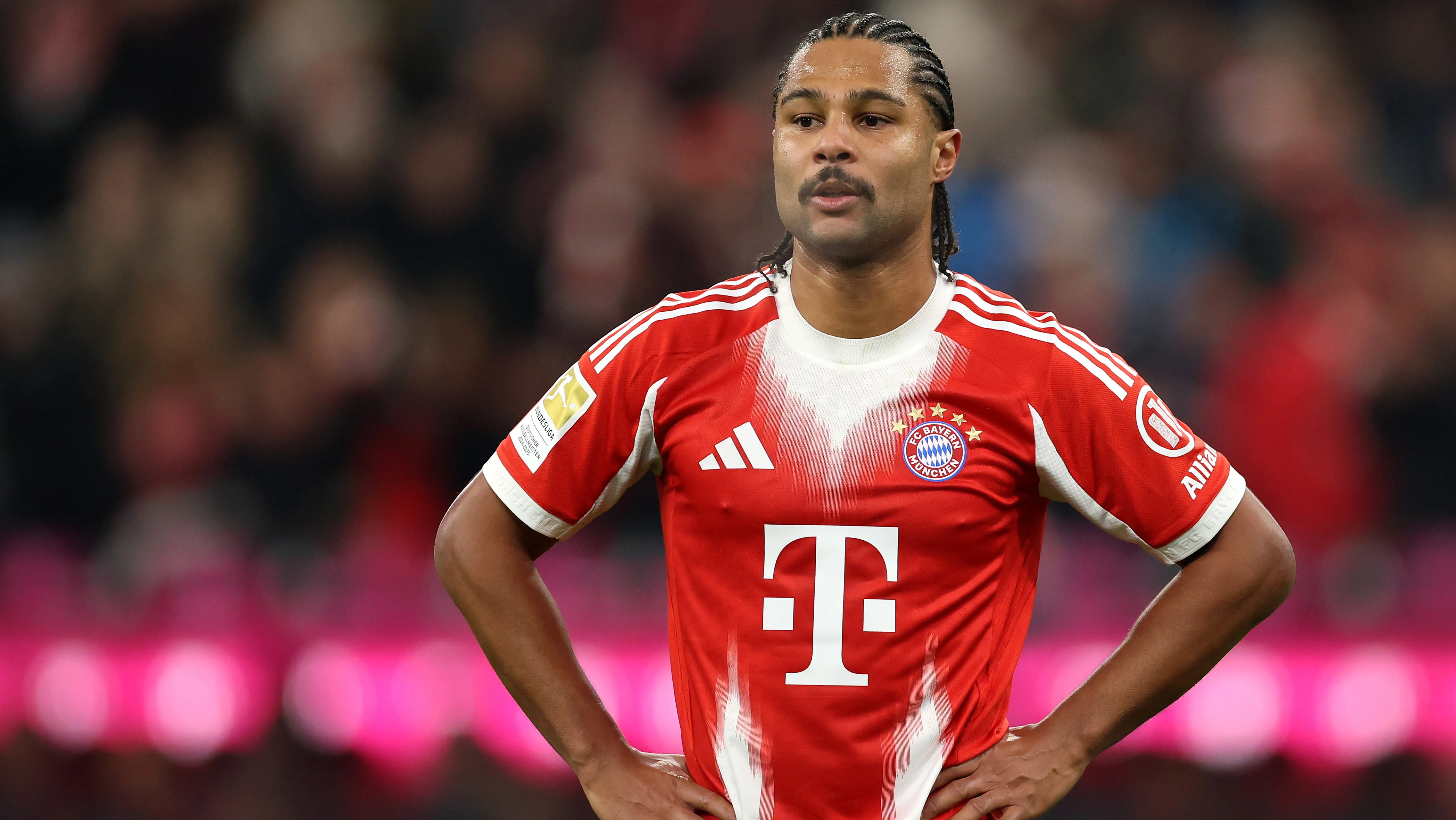 Serge Gnabry, alvo do Arsenal, em jogo do Bayern de Munique. Foto: Alexander Hassenstein/Getty Images