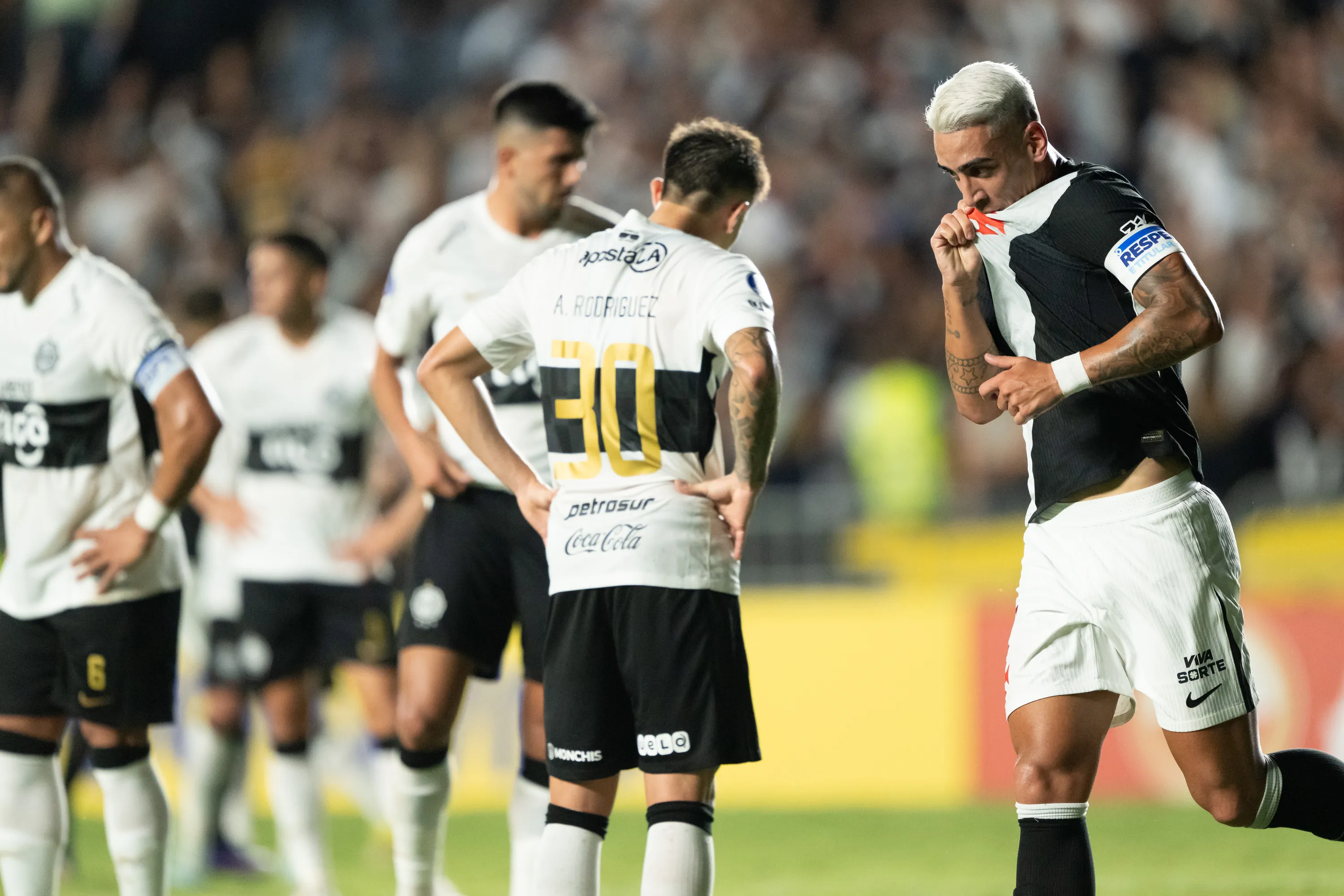 Jogadores do Olímpia após um dos gols do Vasco nesta quinta-feira (30/04). Foto: Jorge Rodrigues/AGIF