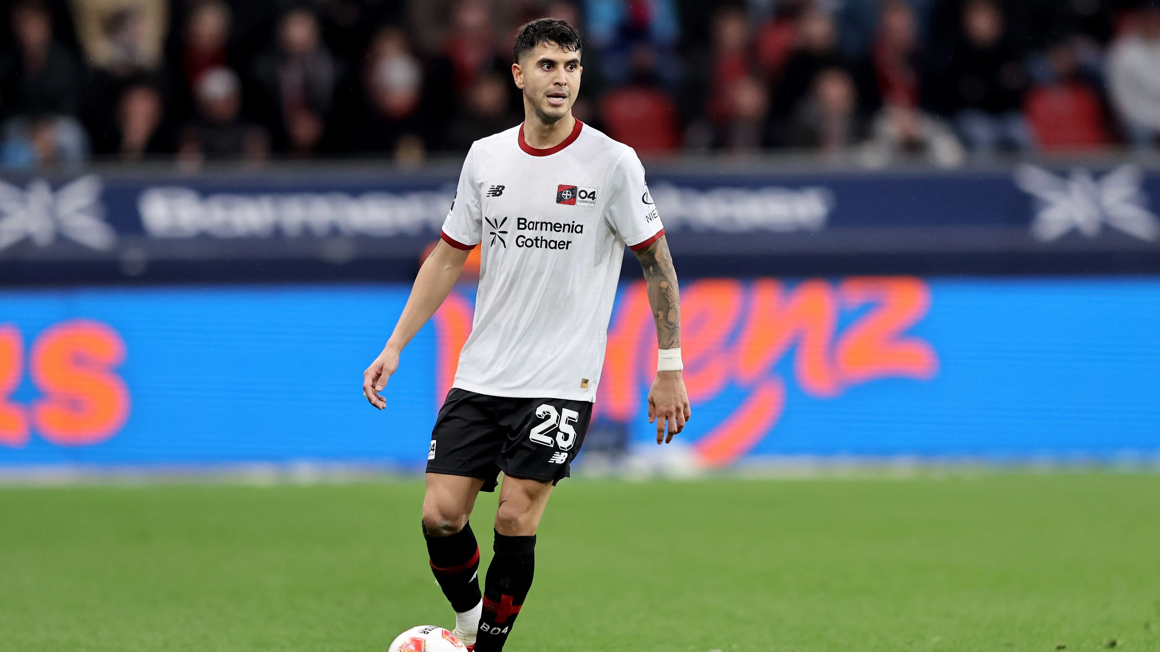 Exequiel Palacios, alvo do Manchester United, em jogo do Leverkusen. Foto: Christof Koepsel/Getty Images