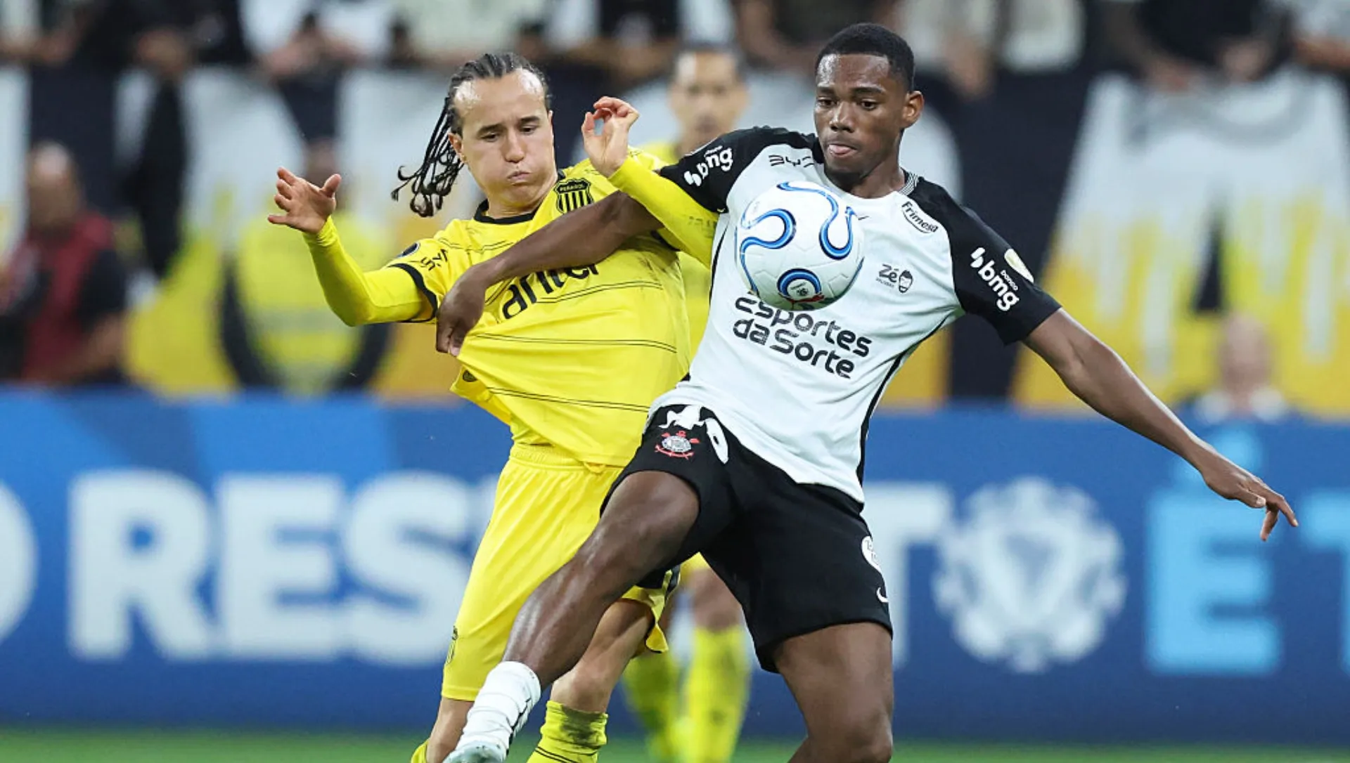 Peñarol e Corinthians em ação