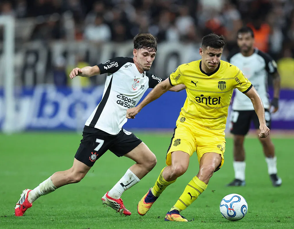 Breno Bidon e Togni em disputa de bola. Alexandre Schneider/Getty Images.