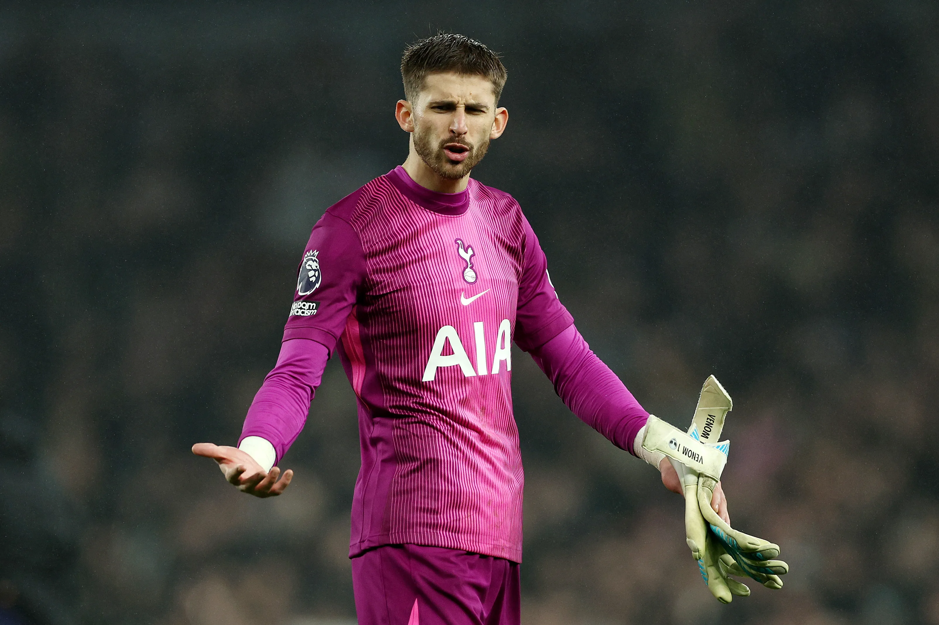 Vicario em partida do Tottenham. (Photo by Steve Bardens/Getty Images)