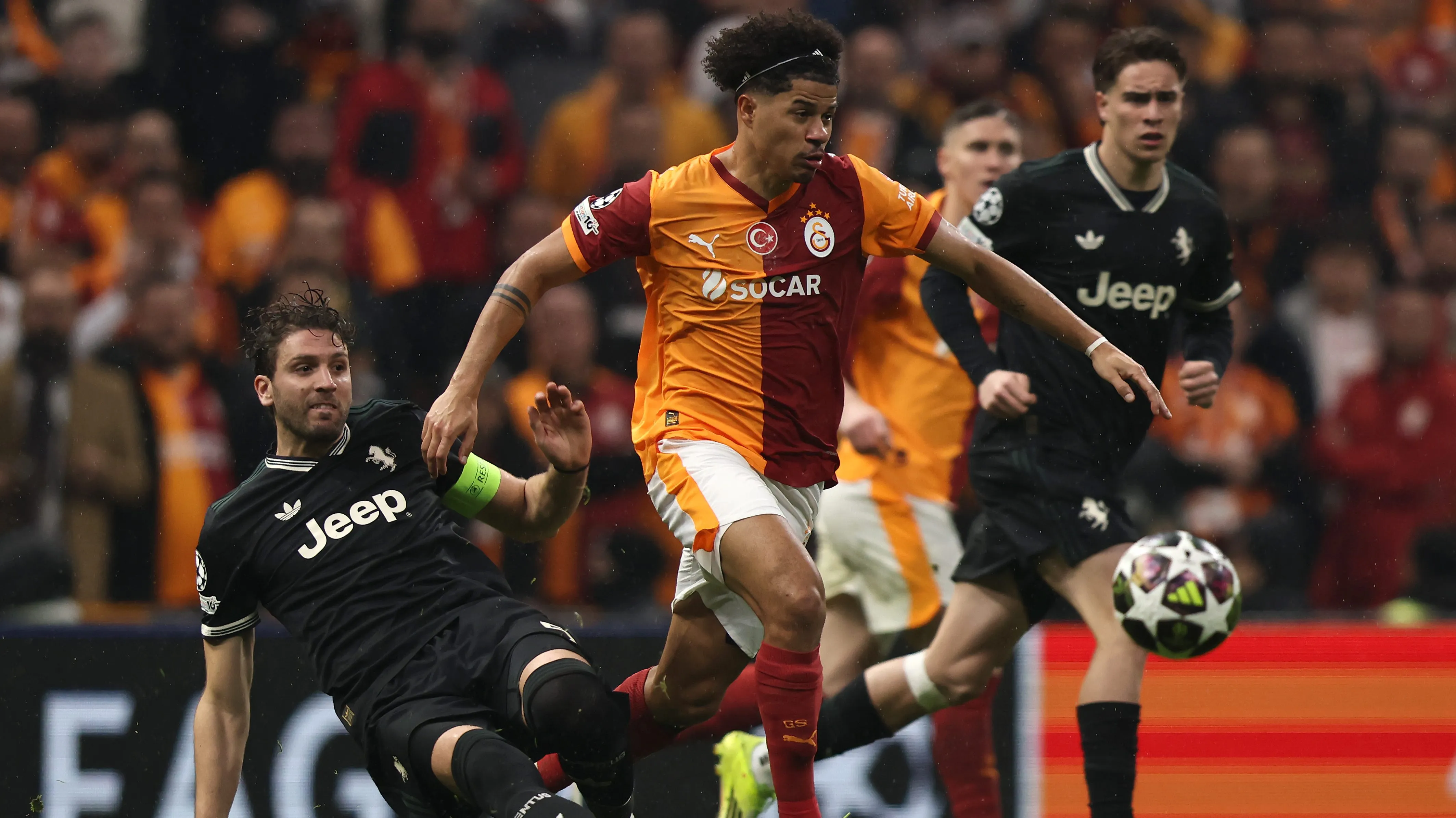 Gabriel Sara, alvo do Manchester United, em jogo do Galatasaray. Foto: Burak Kara/Getty Images