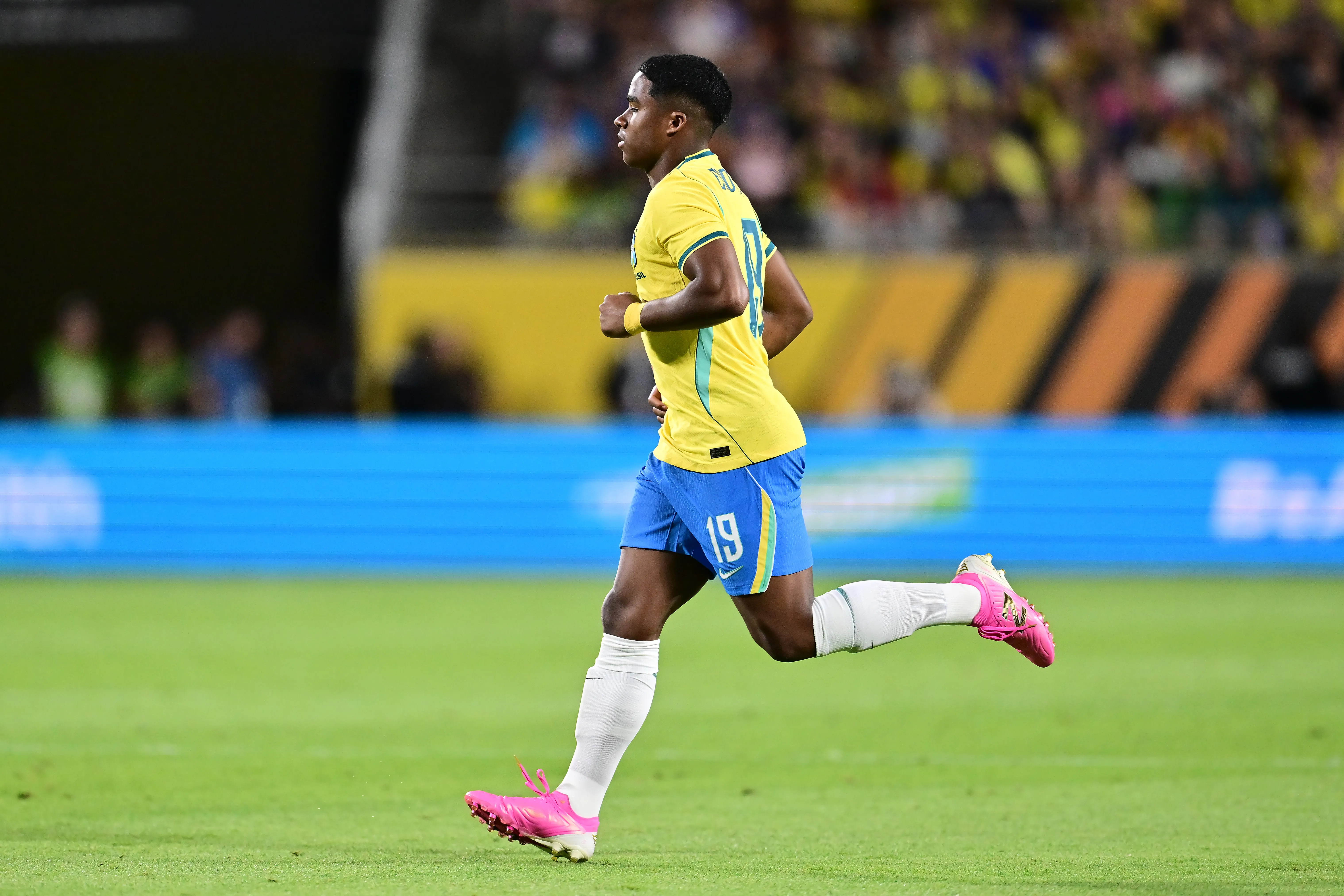 Endrick em campo pelo Brasil. Foto: Julio Aguilar/Getty Images