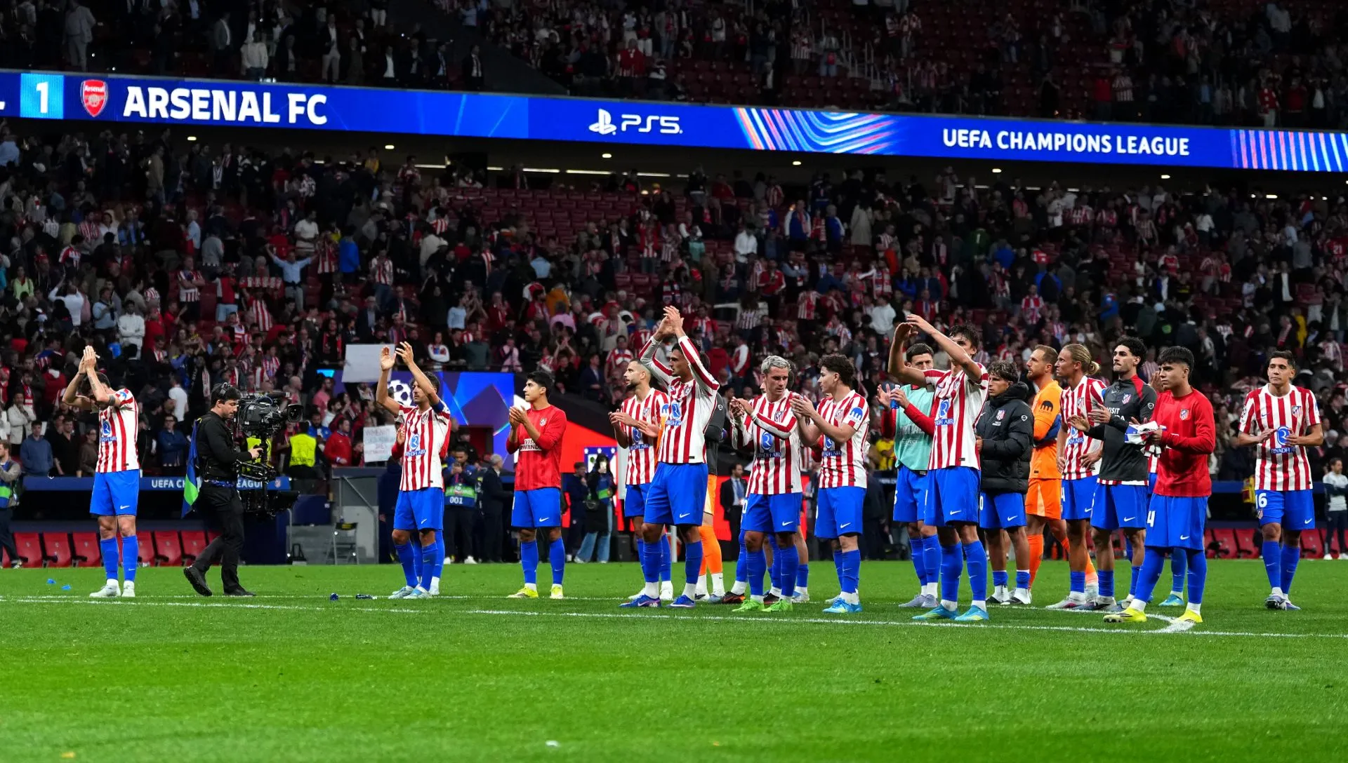 Jogadores do Atlético de Madrid aplaudem os torcedores após partida da Champions League. Foto: Angel Martinez/Getty Images