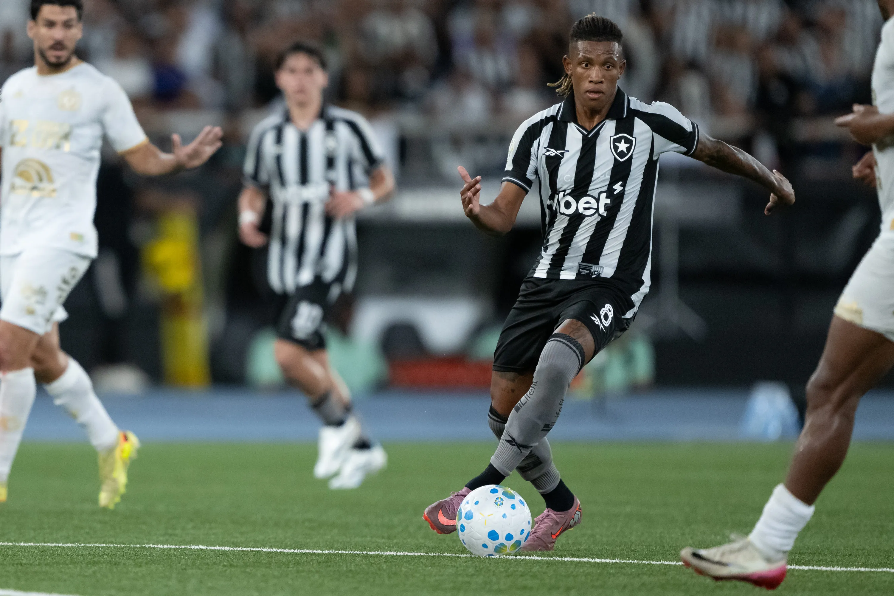 Danilo em campo pelo Botafogo. Foto: Jorge Rodrigues/AGIF