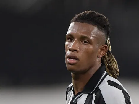 Manchester United faz sondagem por Danilo