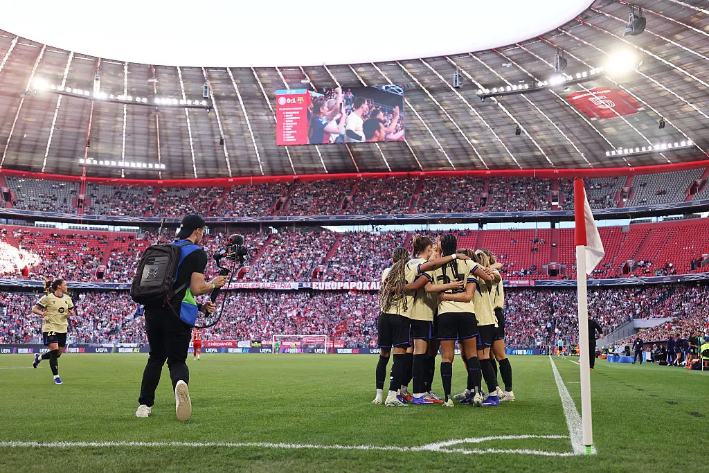 Jogadoras do Barcelona comemorando o gol marcado na Allianz Arena pela Champions Feminina – Foto: Jasmin Walter/Getty Images
